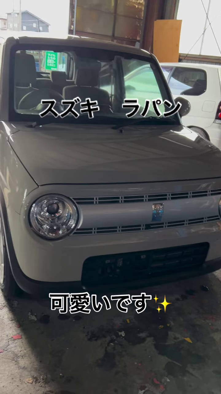 上越市のほしのじどうしゃで納車準備中のスズキ ラパン。特徴的な可愛いフロントデザインが魅力。
